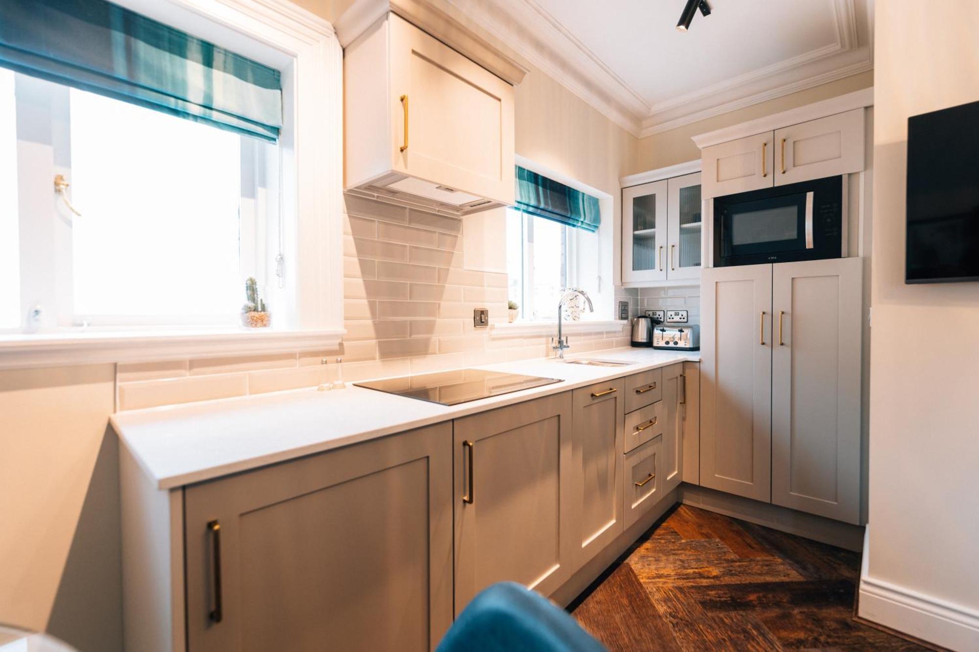 Bank Apartments Портръш Екстериор снимка